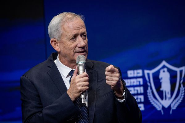 גנץ מגיב לגלנט: "כל החברה הישראלית צריכה לשרת"