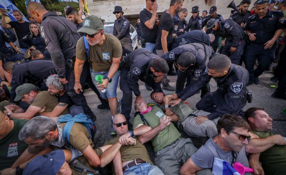 אני אמשיך להפגין ללא אלימות. ואתם?