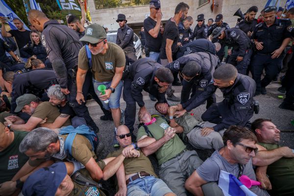 אני אמשיך להפגין ללא אלימות. ואתם?