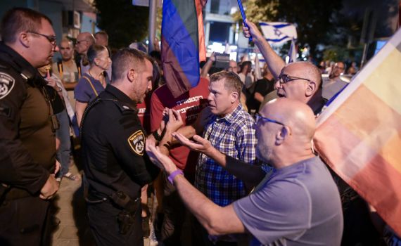 ראש מפלגה ראשון מהאופוזיציה מגנה את המפגינים בת"א