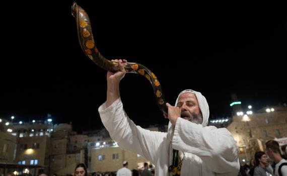 רגע לפני השקט: עם ישראל נערך ליום הכיפורים