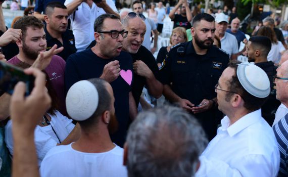 אנשי המחאה מסמנים את היעד הבא: דוכני חב"ד