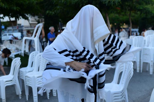 מותר לקיים תפילה ברחוב/ תגובה לרב זלמנוביץ'