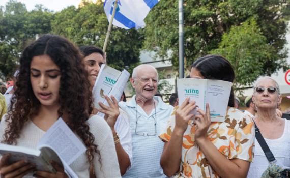 המתפלל במרחב הציבורי הוא חצוף כלפי שמיא