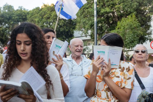 המתפלל במרחב הציבורי הוא חצוף כלפי שמיא