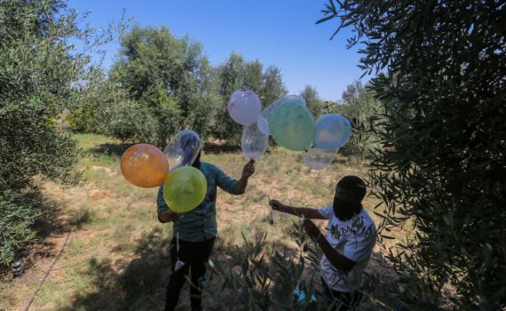 בתגובה לבלוני התבערה: צה"ל תקף ברצועת עזה