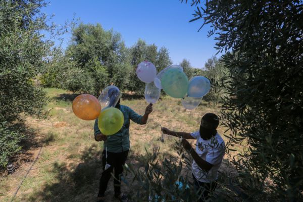 בתגובה לבלוני התבערה: צה"ל תקף ברצועת עזה