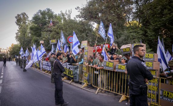 בניגוד לשמועות: אחים לנשק לא יקבלו את אות הנשיא