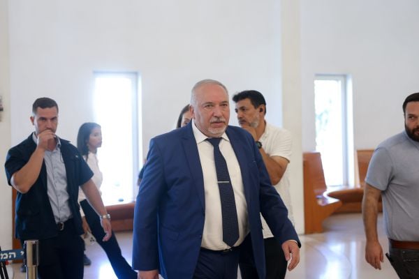 ליברמן עונה לרב צדקה: "אתה עוסק בחילול ה' "