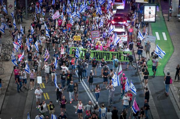לאחר שהמפגינים בנו סוכה בכביש. איילון נפתח לתנועה