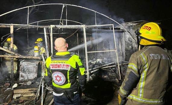 טרגדיה בהרצליה: גבר כבן 40 נהרג בשריפת קראוון