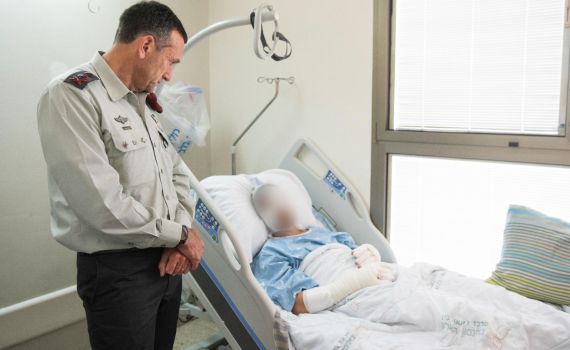 הרמטכ"ל ביקר את לוחם אגוז שנפצע ממטען נפץ