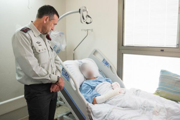 הרמטכ"ל ביקר את לוחם אגוז שנפצע ממטען נפץ