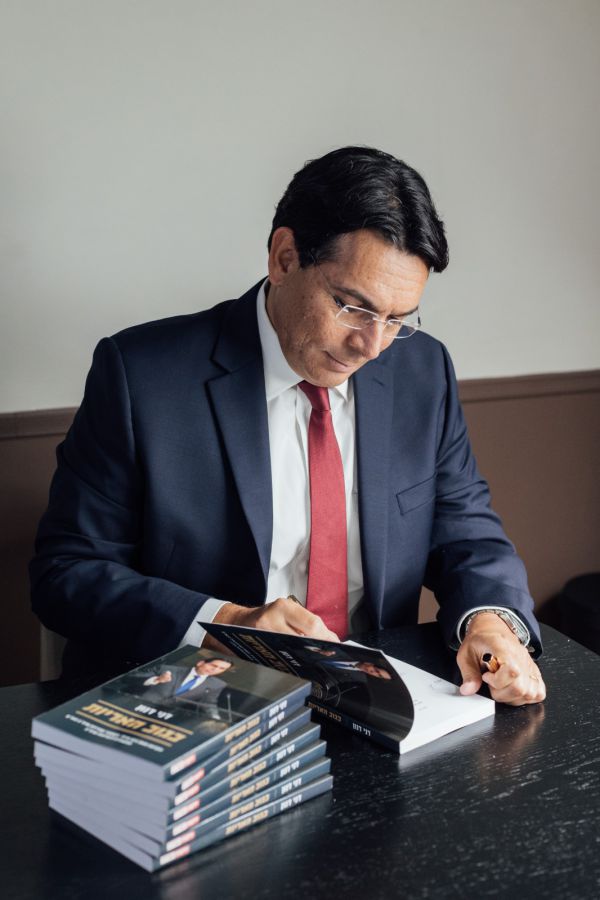 הח"כ מהליכוד הוציא ספר חדש: "בגוב האריות"