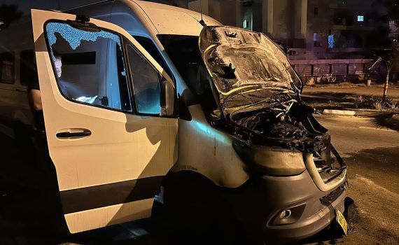 העימותים בבתי הכלא: רכבי שב"ס הוצתו בבאר שבע