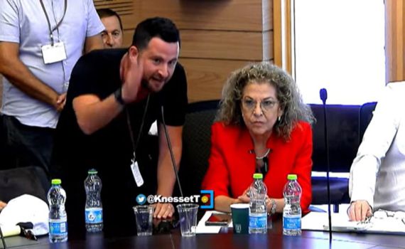 גיא הוכמן בכנסת: 'נגמרו לאמא שלי החיים'. צפו