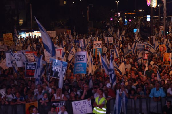 מארגני המחאה תוקפים: "מנסים להשחיר את הימין"