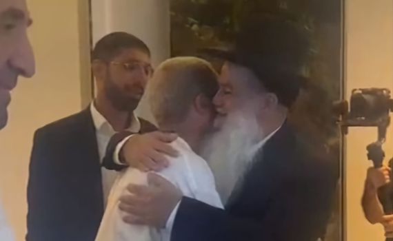 עומר אדם כותב אות ב'ספר התורה של עם ישראל'