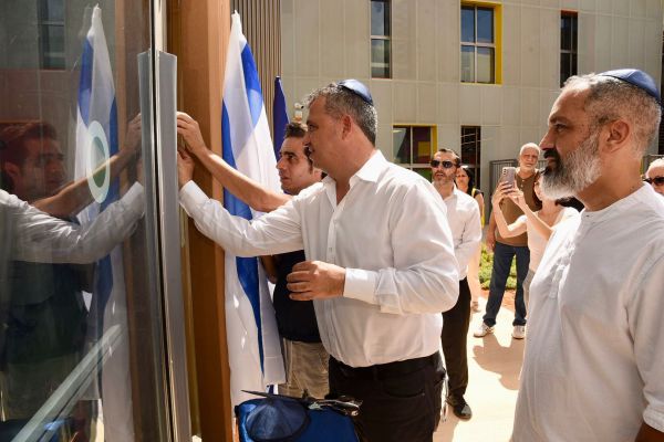 מתחבר למקורות: אביב גפן בצעד מרגש לזכר אביו