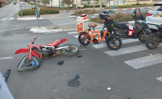 נתניה: רוכב אופנוע נפגע מרכב, מצבו קשה
