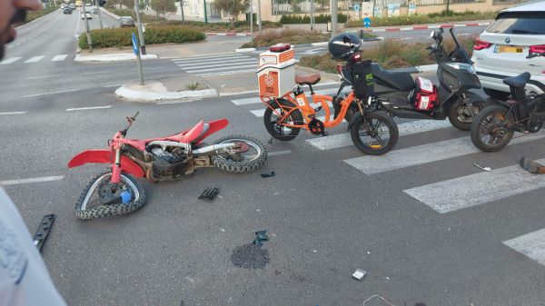 נתניה: רוכב אופנוע נפגע מרכב, מצבו קשה