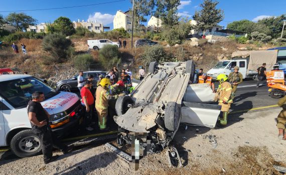 לכודים בהתהפכות רכב בגוש עציון; צפו בתיעוד מהזירה
