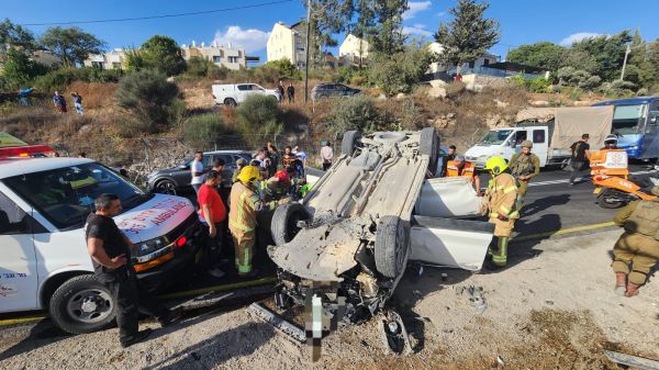 לכודים בהתהפכות רכב בגוש עציון; צפו בתיעוד מהזירה
