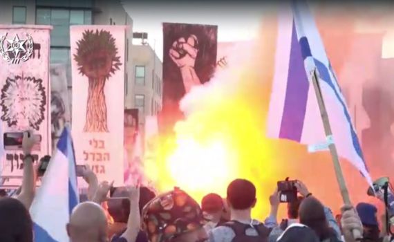 מפגיני שמאל ניסו לחסום את כביש בגין ופונו. צפו