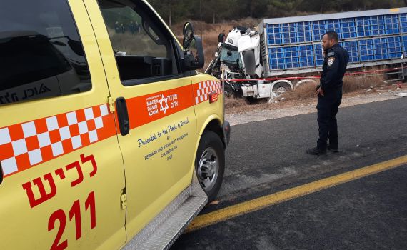 אסון בכביש 6: נהג משאית נהרג בתאונה ליד קריית גת