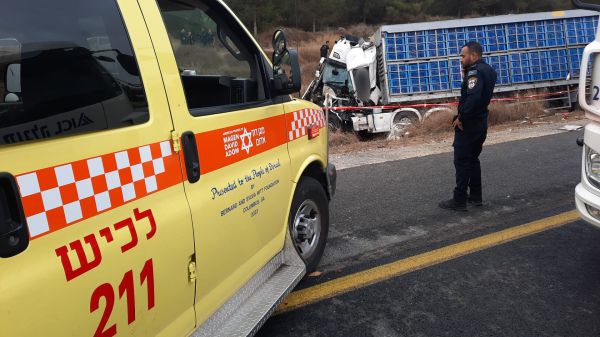 אסון בכביש 6: נהג משאית נהרג בתאונה ליד קריית גת