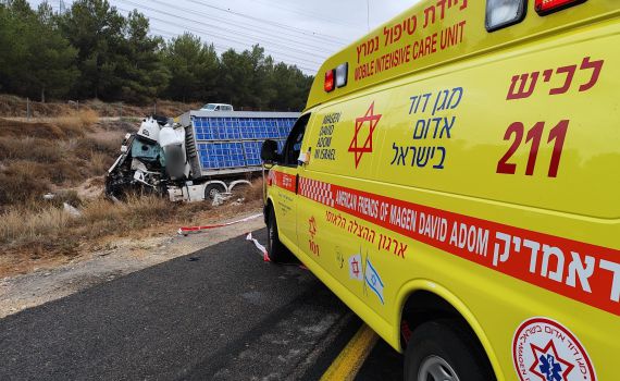 חשד: בזזו את תכולת המשאית מהתאונה בכביש 6