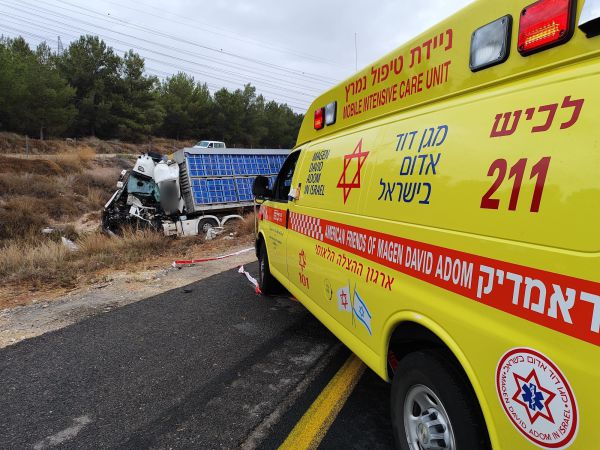 חשד: בזזו את תכולת המשאית מהתאונה בכביש 6