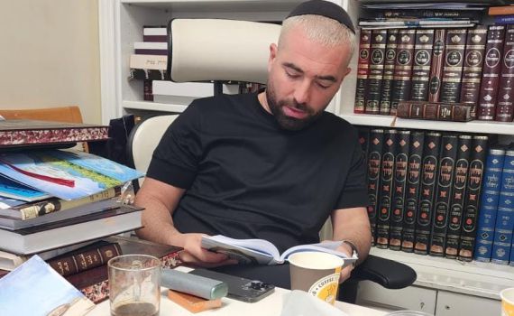 מרגש: עומר אדם הגיע לנחם את הרב יגאל כהן. צפו