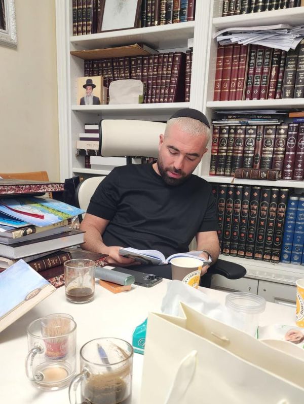 מרגש: עומר אדם הגיע לנחם את הרב יגאל כהן. צפו