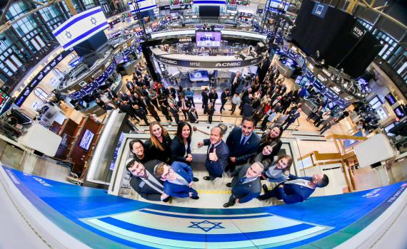 הבורסה נצבעה בכחול לבן ובדגלי ישראל. זו הסיבה