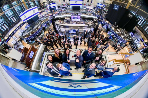 הבורסה נצבעה בכחול לבן ובדגלי ישראל. זו הסיבה