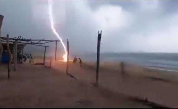 תיעוד דרמטי: שני הרוגים מפגיעת ברק במקסיקו