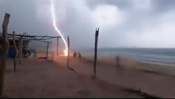 תיעוד דרמטי: שני הרוגים מפגיעת ברק במקסיקו