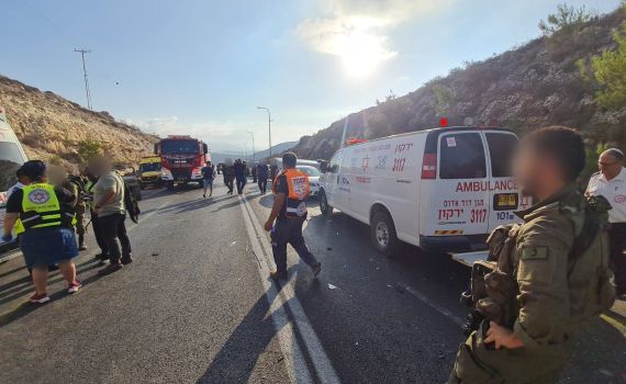 תאונת דרכים בשומרון בין מיניבוס למכוניות פרטיות