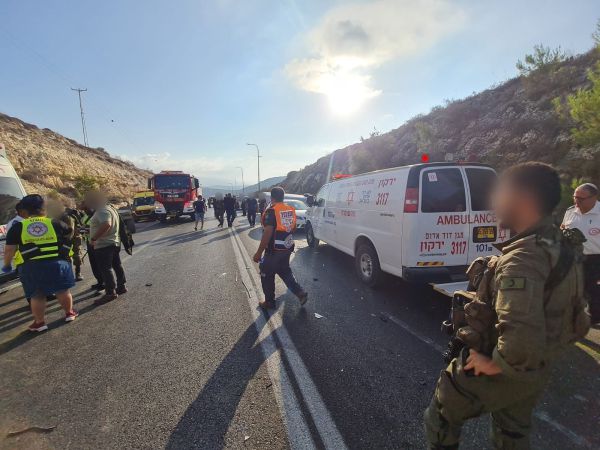 תאונת דרכים בשומרון בין מיניבוס למכוניות פרטיות
