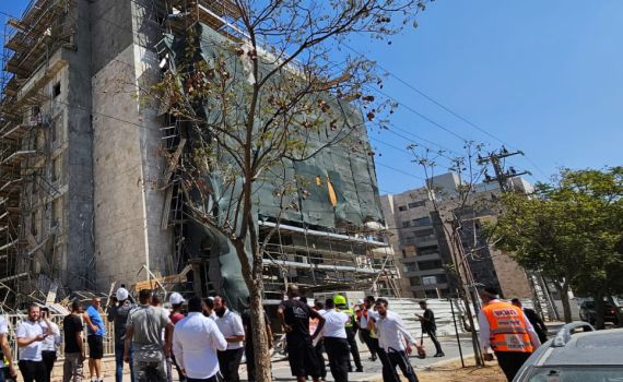 פיגומים קרסו באתר בנייה באשדוד, פועל נלכד ונהרג
