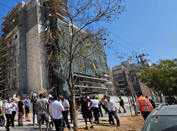 פיגומים קרסו באתר בנייה באשדוד, פועל נלכד ונהרג