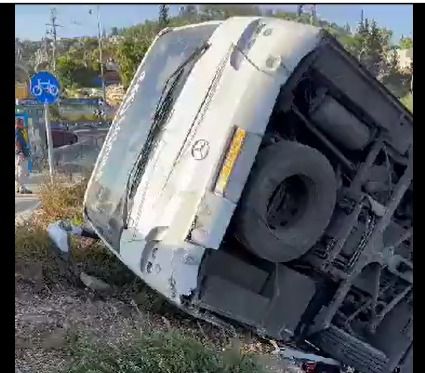 אוטובוס מלא ילדים התהפך באשתאול: פצועים במקום