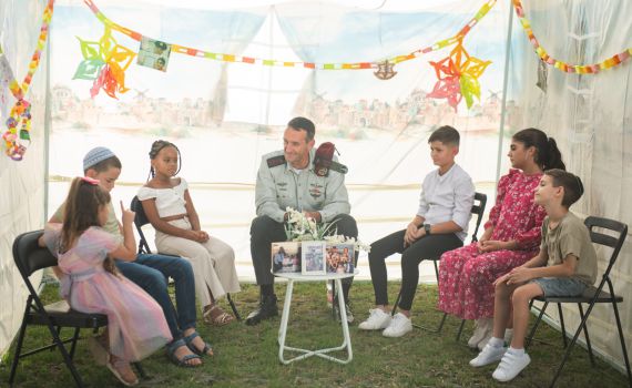 מפגש מיוחד: ילדי המפקדים בסוכה של הרמטכ"ל. צפו