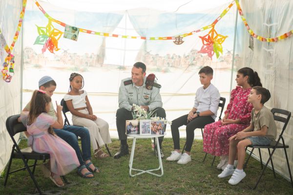 מפגש מיוחד: ילדי המפקדים בסוכה של הרמטכ"ל. צפו