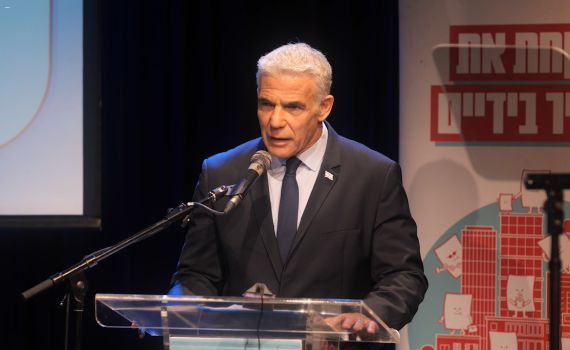 לפיד משיב לש"ס: "אפשר לחזור לדבר העיקרי?"