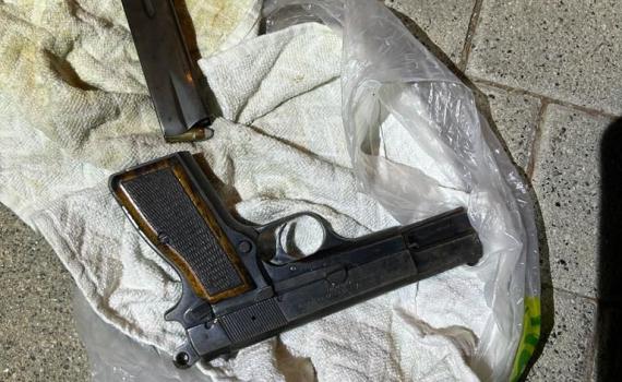 כתב אישום: החביא מהשוטרים אקדח בתחתונים