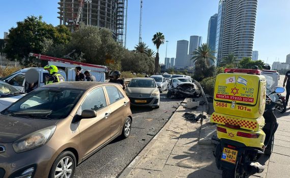 3 רכבים ואופנוע: 4 פצועים בתאונה ברמת גן, אחד קשה