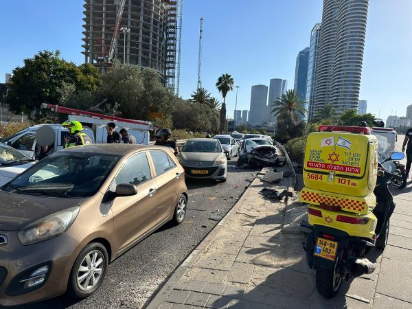 3 רכבים ואופנוע: 4 פצועים בתאונה ברמת גן, אחד קשה