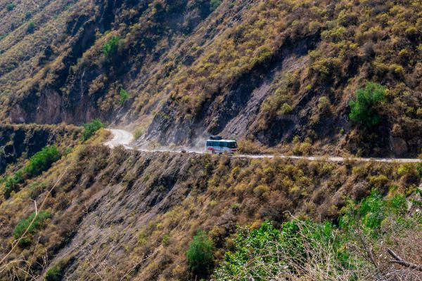 אסון בפרו: 25 בני אדם נהרגו בהתהפכות אוטובוס